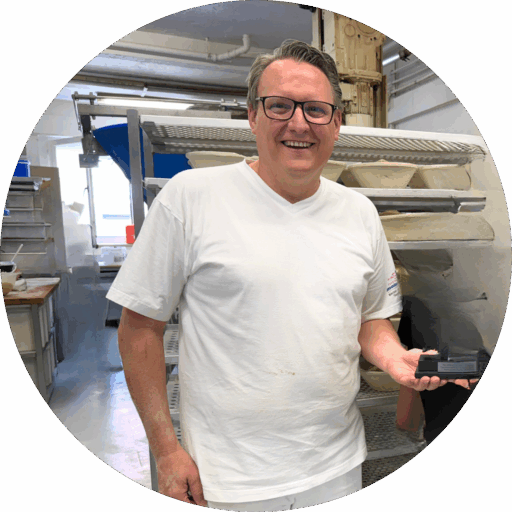 Herr Thume arbeitet in der Backstube der feinbäckerei thume